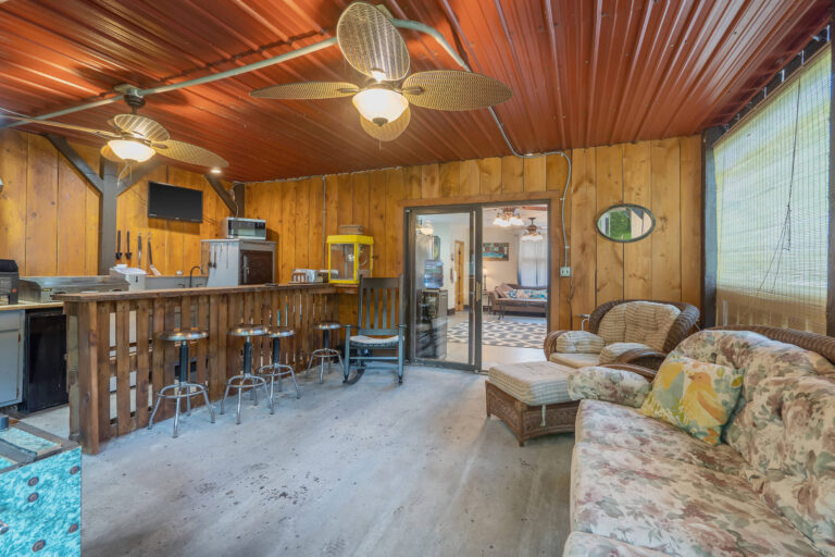 Investor’s Dream: 3 Income-Producing Airbnb Homes + 3 Buildable Lots — Turnkey Cashflow Package!